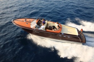 Das seetüchtige Motorboot bringt es auf 40 Knoten, das sind 74 km/h.